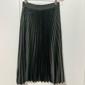 H&M green flowy skirt